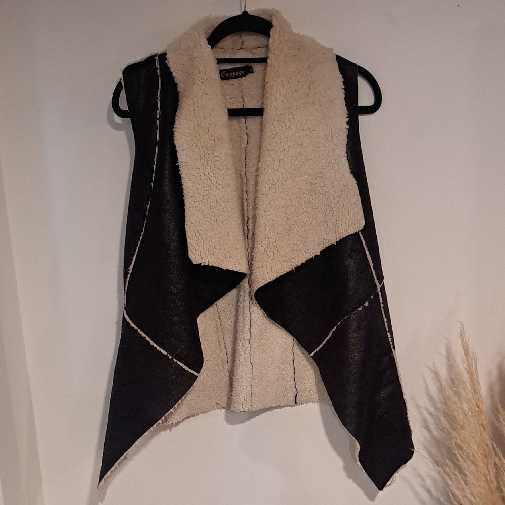 Onayaya  Black and Cream Shearling Vest Size XL B106